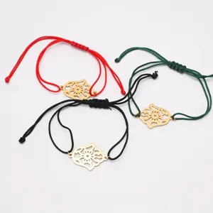 Detailansicht von drei geflochtenen Hamsa-Hand-Armbändern in Rot, Grün und Schwarz.