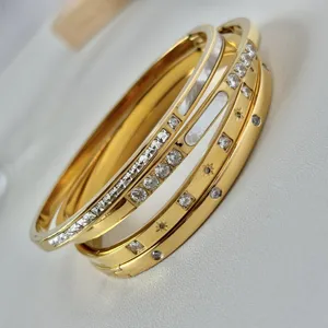 Elegante set di bracciali rigidi in acciaio al titanio dorato 4mm con zirconi e nacre