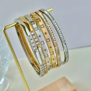 Eleganti bracciali in acciaio titanio 4mm con zirconi e motivi a stella su supporto d'oro