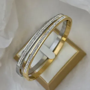 Eleganti bracciali rigidi in acciaio titanio da 4 mm con zirconi pavé in oro e argento.