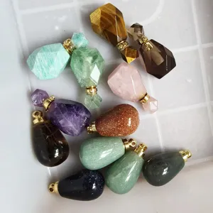 Pendentifs flacons de parfum en pierre de cristal naturelle, détails bijoux en gemmes.