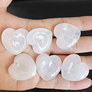Détail en gros plan du pendentif en quartz rose sculpté en forme de cœur pour bijoux DIY.