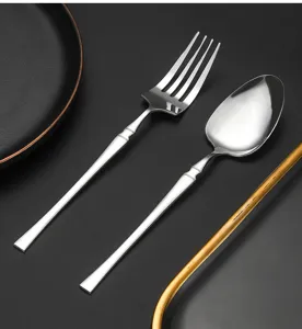 Detailansicht von Besteck aus Edelstahl, elegante schmale Taillenform Gabel und Löffel