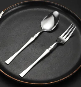 Detailansicht von Edelstahl Löffel und Gabel Set, elegantes Taillen Design Geschirr für Küche.