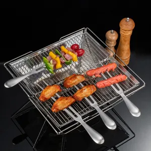 Ανοξείδωτη σχάρα ψησταριάς BBQ με πολλαπλά σουβλάκια για ψήσιμο σε εξωτερικό χώρο.
