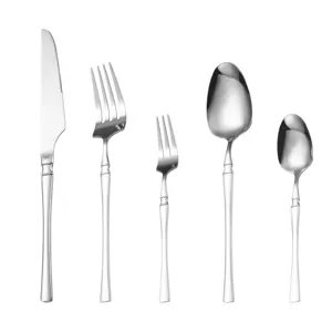Edelstahl Besteckset mit 5 Teilen inklusive Messer, Gabel und Löffel für den Tisch.