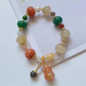 Farbenfrohes Perlenarmband mit Naturstein-Kürbis- und Kürbis-Anhängern, Detailansicht