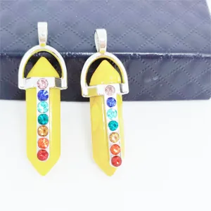 Detalle de colgante de columna hexagonal de cristal amarillo, joyería con incrustaciones de pedrería