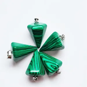 Vista dettagliata del pendente a cono in pietra di malachite verde per collane e accessori.