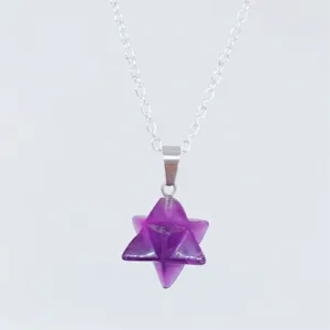 Gedetailleerd uitzicht van natuurlijke amethist ster hanger halsketting, heilige geometrie.