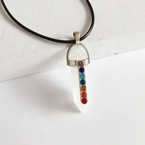 Collar con colgante de pilar hexagonal de cristal de chakra con pedrería colorida brillante.