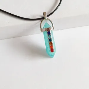 Colgante de columna hexagonal de cristal de chakra con pedrería colorida y collar negro.