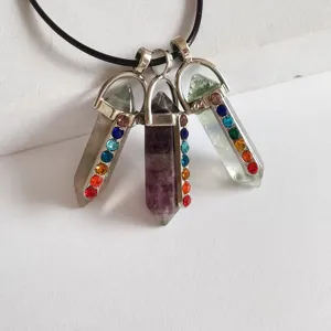 Colgante de pilar hexagonal de piedra natural con estrás coloridos y collar de cordón negro