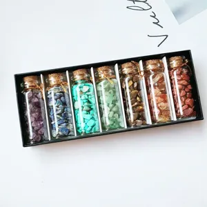 Luxe geschenkset van 7 natuurlijke kristalstenen in mini glazen wensflesjes met kurken dop