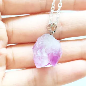 Natuurlijke ruwe amethist kristal hanger ketting met zilveren ketting in hand gedragen
