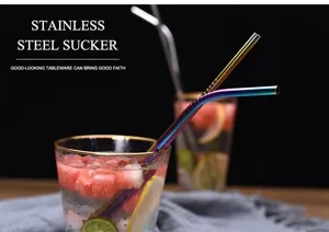 Set di cannucce da bere riutilizzabili in acciaio inossidabile colorato per succhi e cocktail.