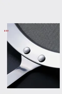 Vue détaillée d'écumoire en acier inoxydable montrant l'artisanat des rivets et filtre.