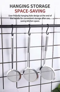 Détail de l'écumoire en acier inoxydable, cuillère filtrante fine pour séparer l'huile de cuisson.