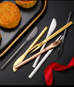 Detailaufnahme von Edelstahl-Fruchtgabeln und Dessertmessern in verschiedenen Farben, feine Opt.