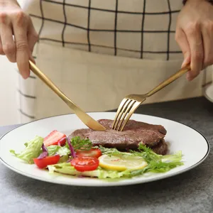 Mattes goldenes Steakmesser und Gabel Set aus Edelstahl, elegantes Besteck für Zuhause.