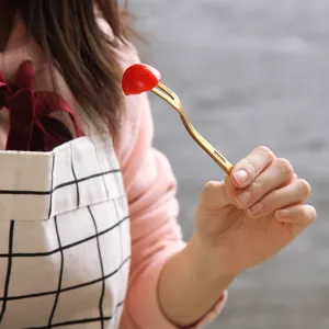 304 stainless steel fruit fork, gold dessert fork for cake and pastries, elegant dining tool.