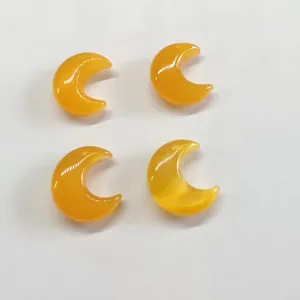Vue détaillée de quatre pendentifs lune en œil de chat jaune pour la bijouterie