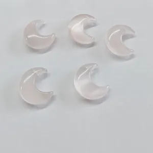 Vue macro détaillée de cinq pendentifs en forme de croissant de lune en pierre rose