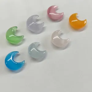 Vue détaillée de pendentifs lune en œil de chat colorés dans diverses nuances vives