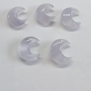 Vue détaillée de cinq pendentifs en forme de croissant de lune en œil-de-chat violet