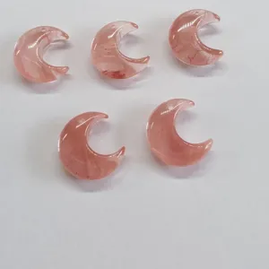 Détail de cinq pendentifs en forme de croissant de lune en verre œil de chat rose