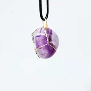 Collana con pendente in ametista viola naturale con elegante avvolgimento in oro