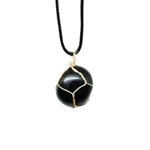 Collana con pendente in agata nera naturale avvolta in filo con cordino in cuoio nero regolabile