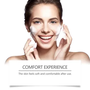 Détail de mousse nettoyante pour le visage avec application douce et texture riche.