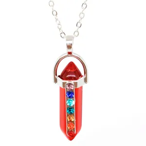Hermoso collar con colgante de pilar de cristal hexagonal y brillantes de colores.