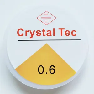 Vista detallada de la bobina de cordón elástico transparente para cuentas con marca de 0,6 mm.