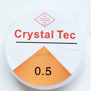 Primer plano de la bobina de embalaje de cordón elástico de cristal transparente de 0.5mm.