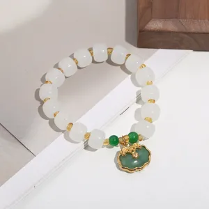 Bracelet de perles blanches de style chinois avec pendentif serrure verte bijoux élégants