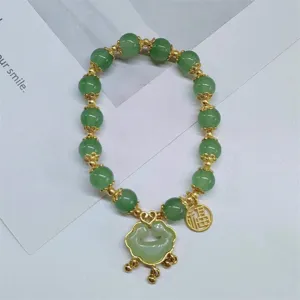 Bracelet de perles vertes de style chinois avec pendentif cadenas et détails dorés rétro élégant.