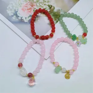 Ensemble de bracelets de perles charmants avec perles en pierre et pendentifs dorés.