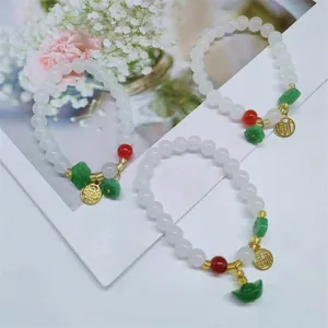 Nouvel ensemble de bracelets de perles blanches de style chinois avec pendentifs rouges et verts.