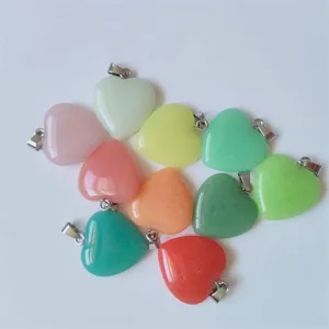 Détail pendentif cœur en pierre lumineuse, collier coloré brillant accessoire mode DIY.