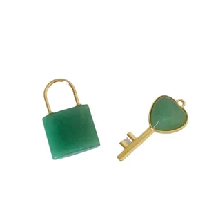 Natürlicher grüner Stein Schloss und Herz Schlüssel Anhänger Set, edler Goldrand.