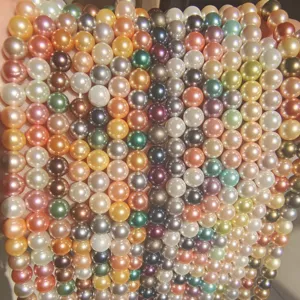 Cuentas de concha coloridas en primer plano, ideales para la fabricación de joyas DIY y collares.
