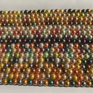 Vista detallada de perlas de concha de colores cuentas sueltas, cuentas redondas para joyería DIY