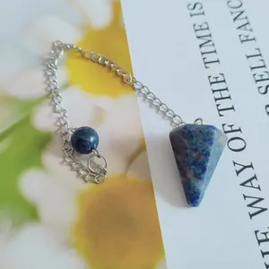 Natuurlijk kristal gefaseerd zeshoekig kegel slingeraanhanger met metalen ketting en kraal.