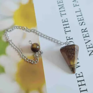 Natuurlijke kristallen tijgeroog steen kegel slingers hanger detailweergave metalen ketting.
