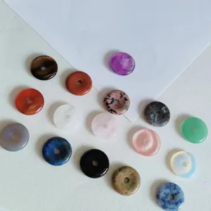 Sortierte Edelstein Donut Perlen, farbige Stein Anhaenger fuer DIY Schmuck Detailansicht.