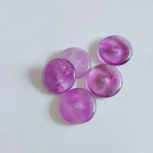 Nahaufnahme von natürlichen Amethyst-Donut-Anhängern, polierte Kristallperlen für DIY-Schmuck.