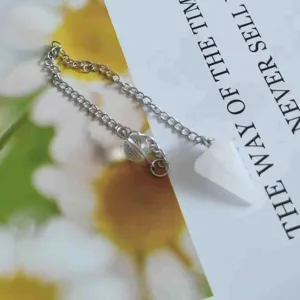 Gedetailleerde close-up van een delicate zilverkleurige metalen ketting met kristallen hanger.