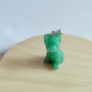 Ciondolo cane in pietra verde cristallo grazioso cucciolo scolpito in 3D collana accessorio.